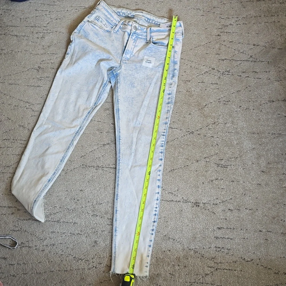 Old navy Acid Wash Jeans, size 4, ankle length, NWT - Picture 14 of 16